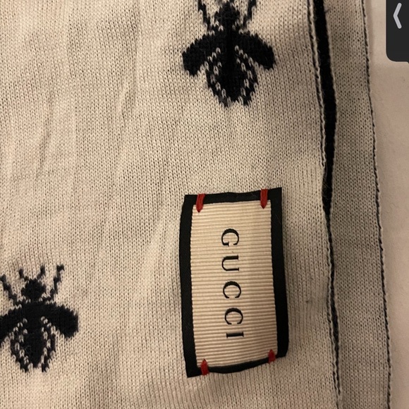 Gucci scarf bee print navy blue on one side white on the other with a red trim. - Picture 2 of 4
